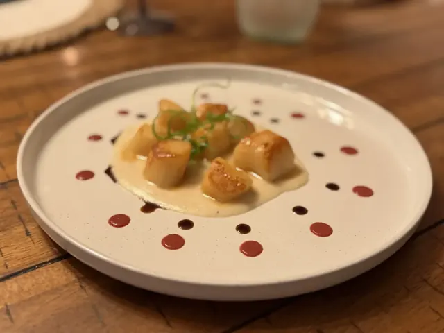 Seared scallops with beurre blanc